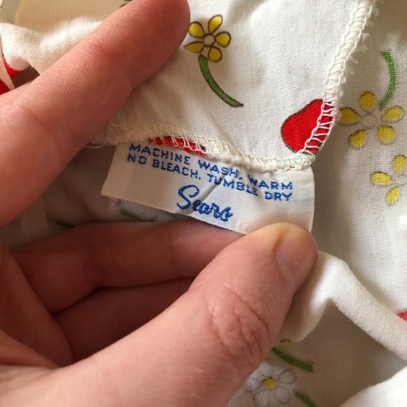 Vintage Cottagecore Strawberry Print Blouse 🍓 - Picture 5 of 7